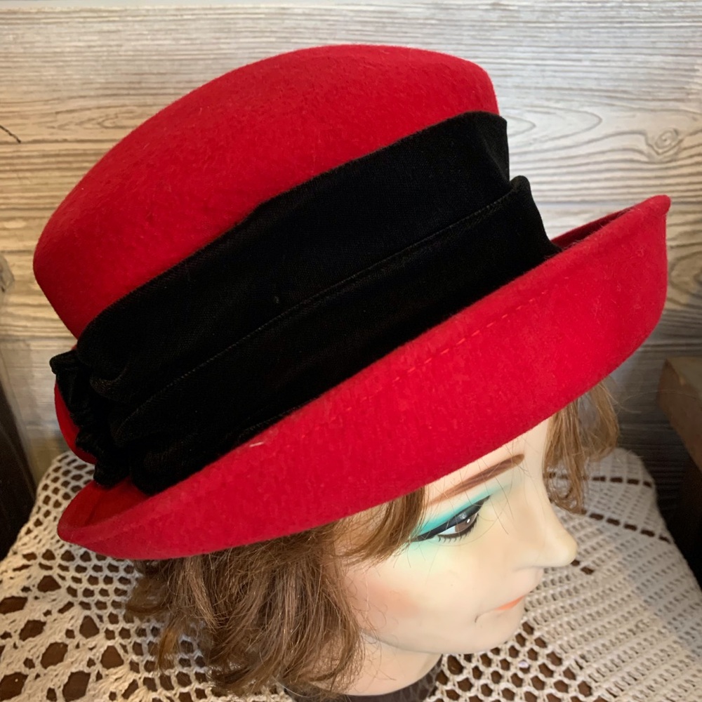 Stunning Vintage Galliano Sorbatti Red & Black Wool Hat